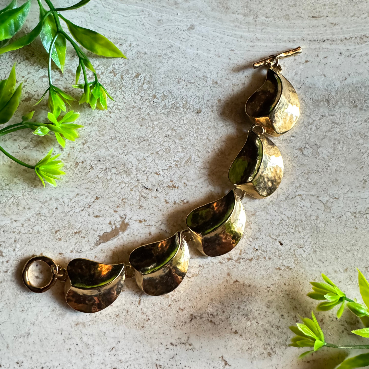 The Martha – Vintage Sculptural Leaf Link Bracelet in Gold Tone ✨