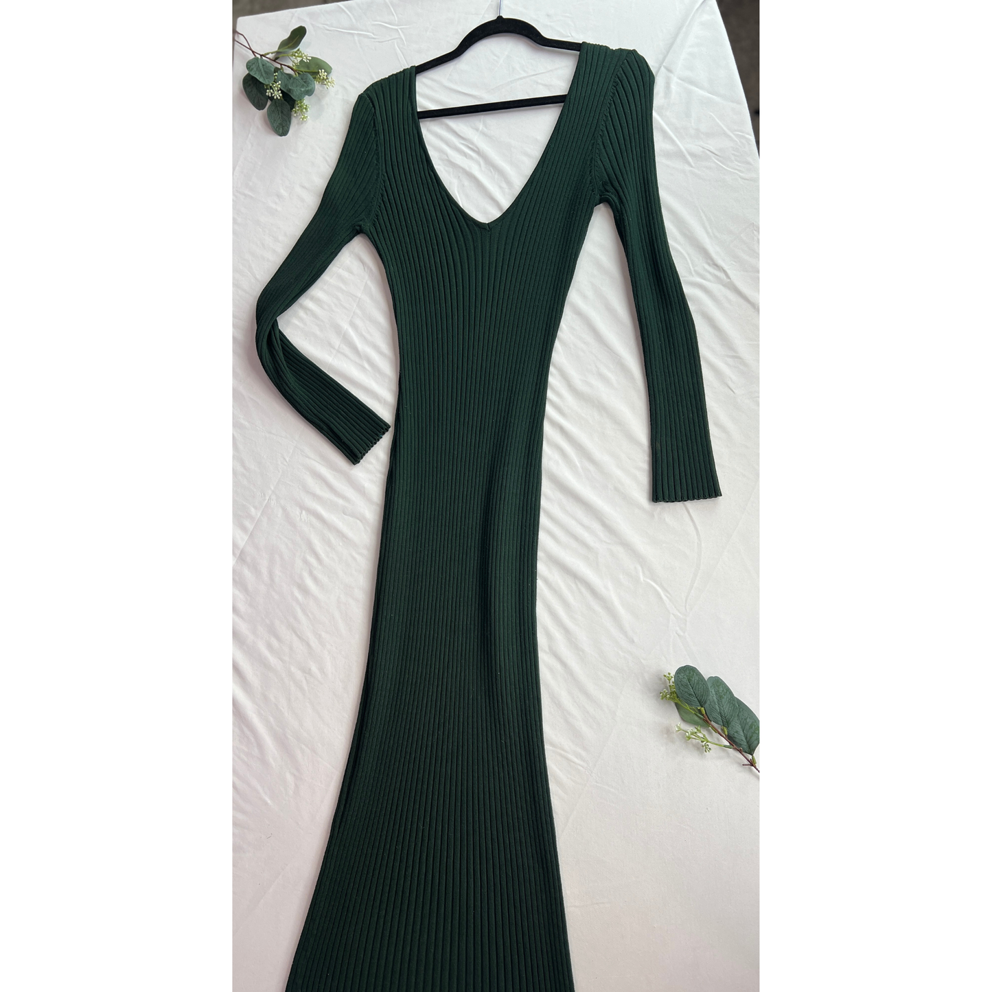 The Emerald – Curve-Hugging Ribbed Dress